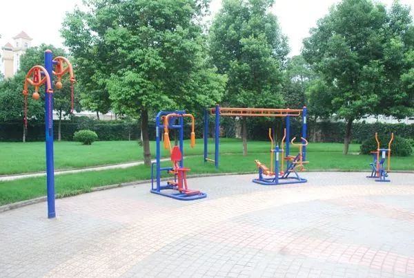 老年朋友請(qǐng)留意 小區(qū)健身器使用需謹(jǐn)慎，科學(xué)鍛煉保健康