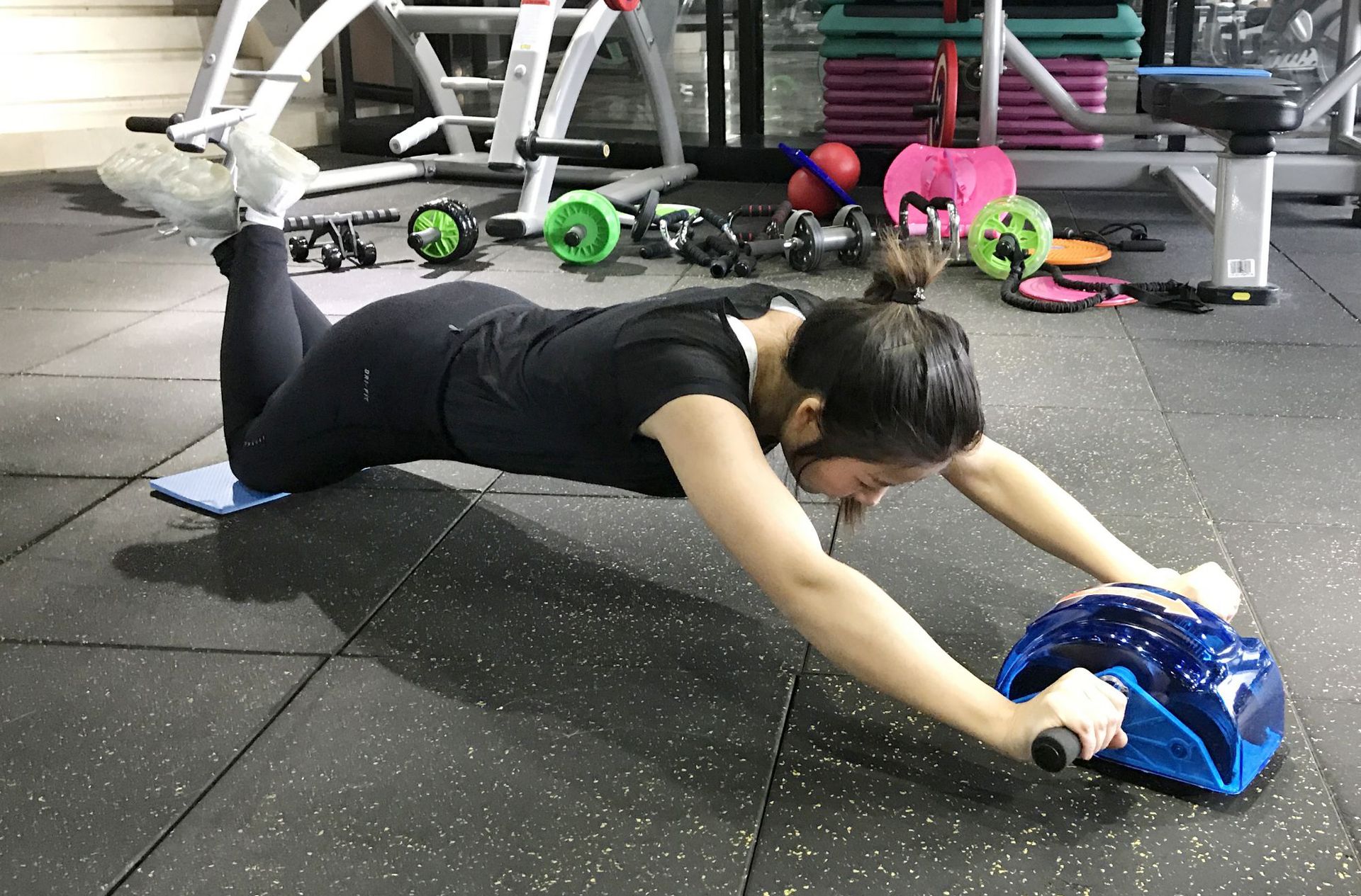 回彈四輪健腹輪 家用健身與跨境外貿(mào)的雙贏利器